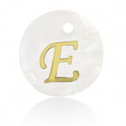 Shell pendant 15mm letter E Gold-White